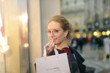 Il Nuovo Consumatore di Lusso: Perché Millennials e Gen Z Scegliono le Esperienze Sulle Cose