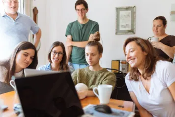Programas de Participación de Exalumnos que Realmente Generan Donaciones y Referencias