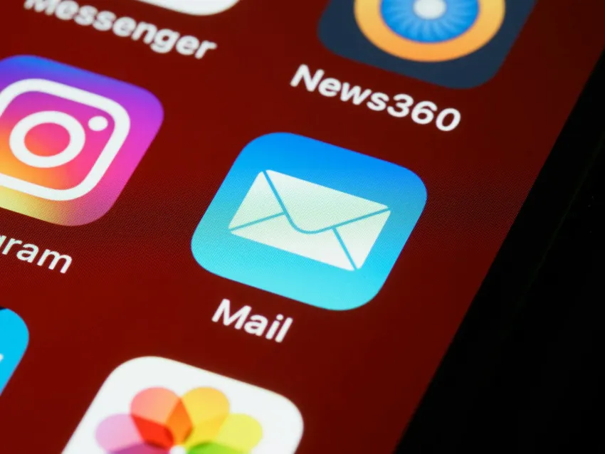 كاراميل مقابل Mailmodo: عندما لا تكفي رسائل AMP لـ CRM B2C حقيقي