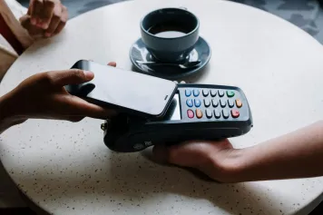 Pass per Wallet Digitali per le Banche: Sostituisci la Carta Fisica in Apple Wallet e Google Wallet