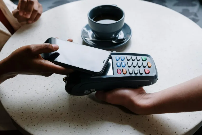 Digitale Wallet-Passes für Banken: Die Plastikkarte in Apple Wallet und Google Wallet ersetzen