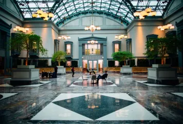 Ridurre la Dipendenza dalle OTA: Come gli Hotel Costruiscono Relazioni di Prenotazione Diretta via WhatsApp