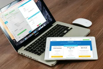 Promemoria di Rinnovo Automatizzato: SMS vs. Email vs. WhatsApp — Cosa Converte Davvero
