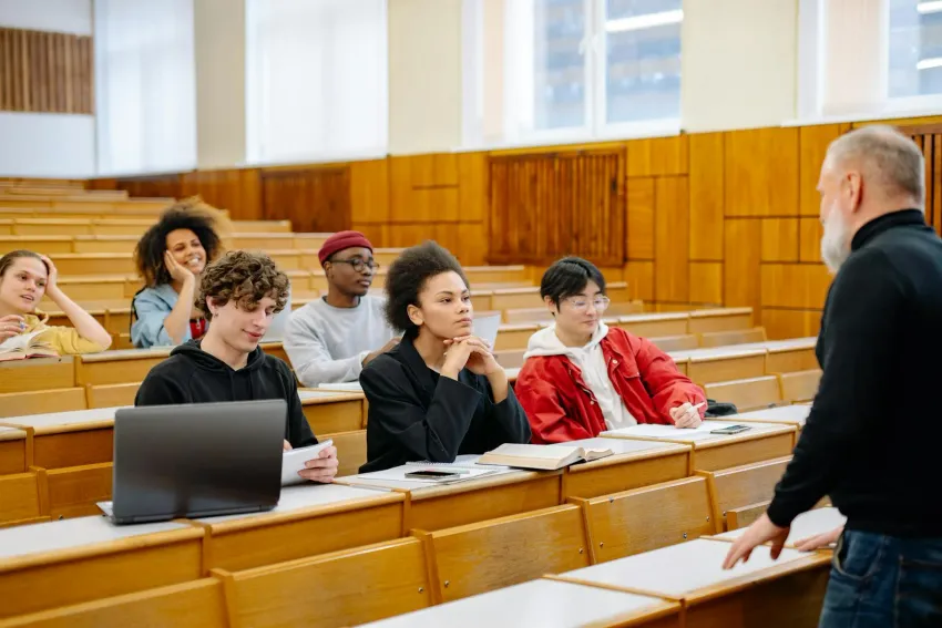 SMS und WhatsApp für das Follow-up nach dem Tag der offenen Tür: Campus-Besucher in eingeschriebene Studierende verwandeln