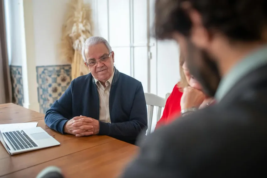 Come i Gestori Patrimoniali Comunicano con i Clienti HNW Senza Violare la Compliance